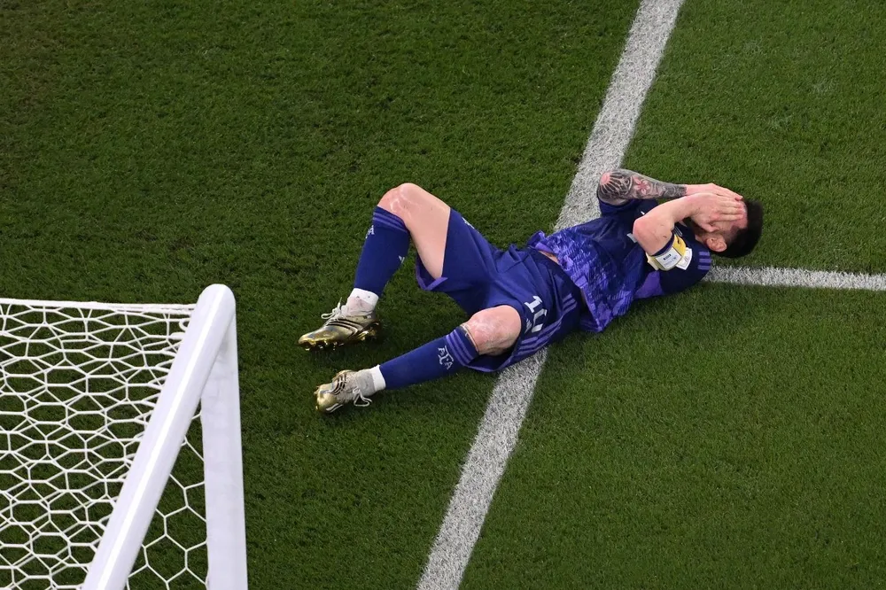 Messi se quedó tendido en el piso tras el contacto con el golero