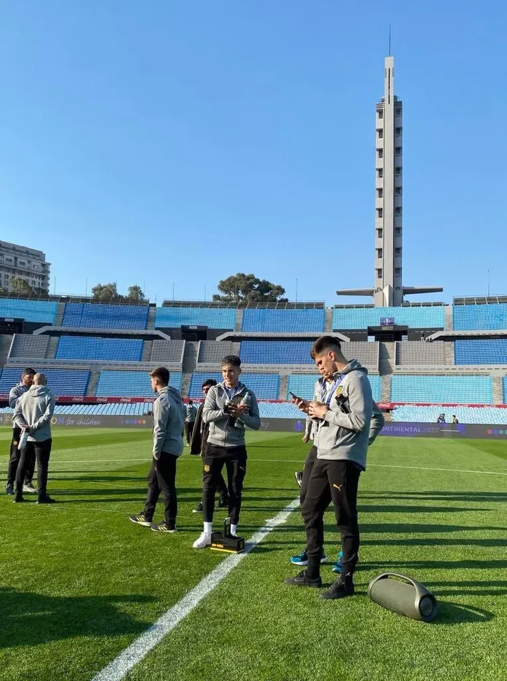 Peñarol sub 20 reconoció el estado del campo de juego del Estadio Centenario