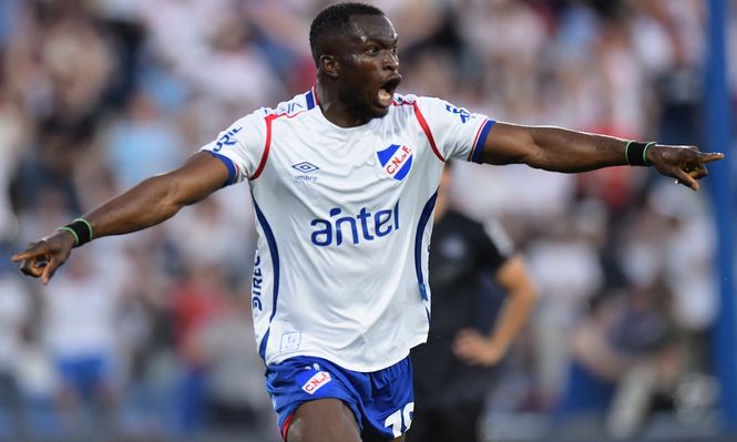 Christian Ebere en Nacional vs Cerro Largo FC