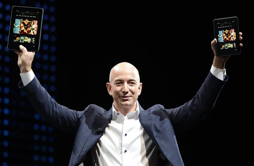 6/9, EUA. El director ejecutivo de Amazon, Jeff Bezos, presenta los últimos Kindles en  California