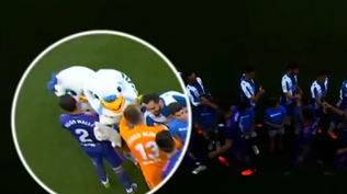 Hugo Mallo, en el momento del saludo a la mascota del Espanyol