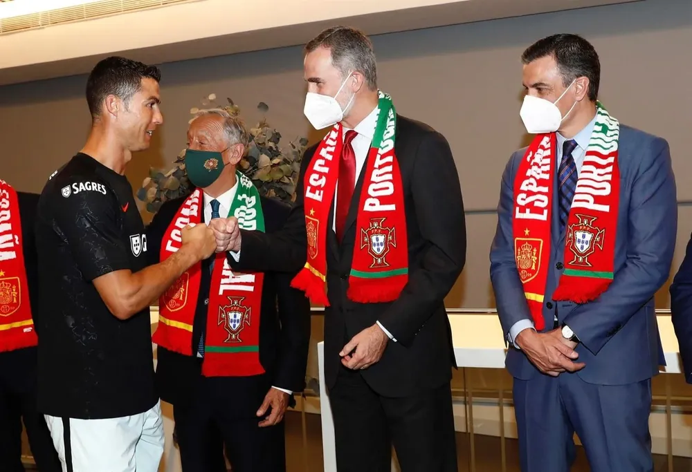 Cristiano Ronaldo saluda al rey Felipe VI de España