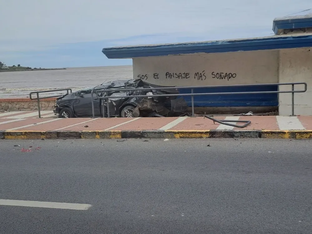 Así quedó el auto que quedó incrustado en el parador