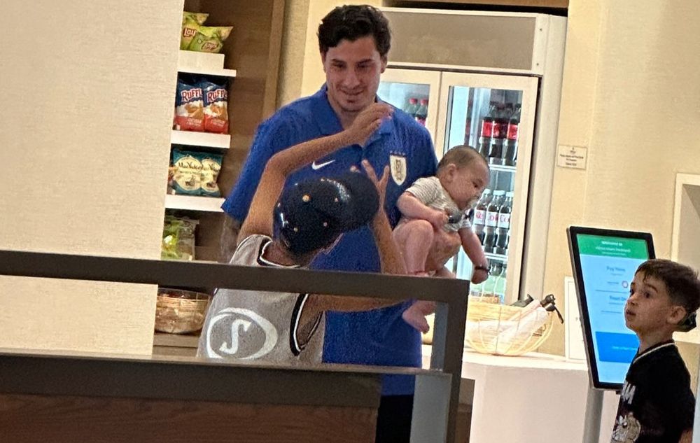 José María Giménez con sus hijos en la concentración de la selección de Uruguay