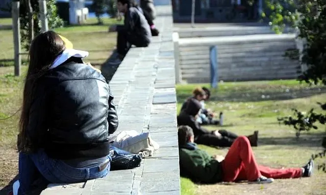 Si hay necesidad, defecar u orinar en espacios públicos no será falta según el gobierno