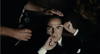 La serie de 6 capítulos Cristóbal Balenciaga, que se estrena mañana en todo el mundo.