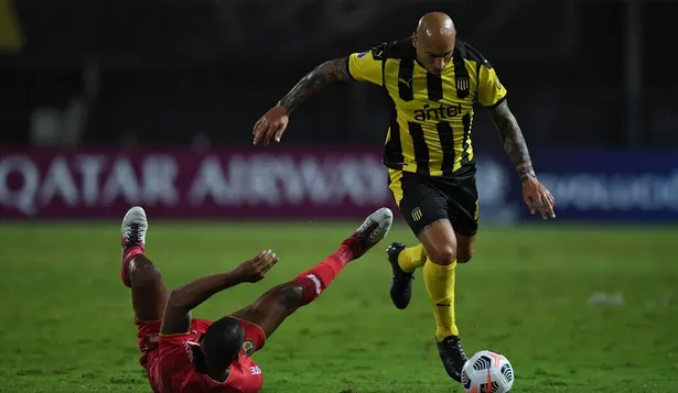Ariel Nahuelpán en su penúltimo partido con Peñarol, en el 5-1 ante Sport Huancayo por la Copa Sudamericana