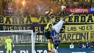 El fallido operativo policial del clásico: pirotecnia a granel y show de banderas robadas en las dos tribunas