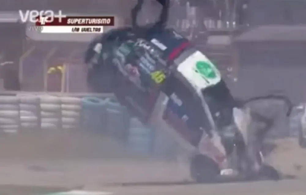 El auto de Matos en el aire
