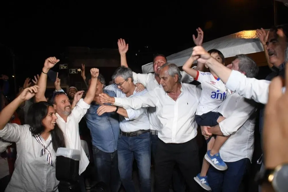 El festejo de José Fuentes junto a José Decurnex y demás integrantes de la lista