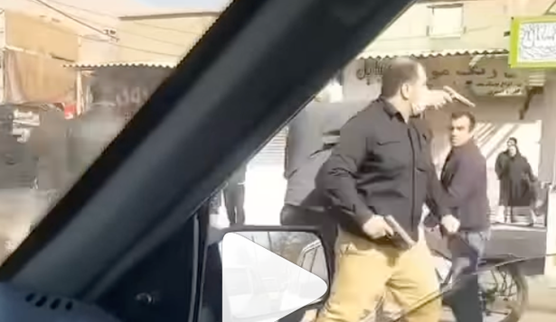 Hombres armados vestidos de civil en Kermanshah, Irán.