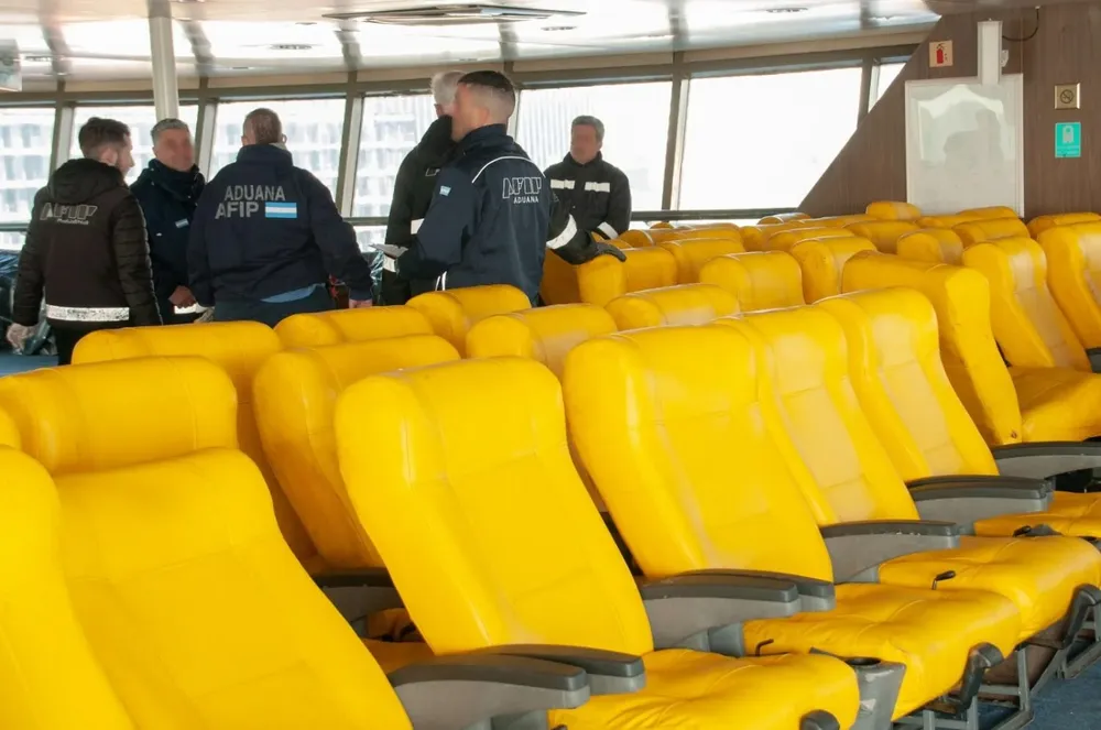 Revisión de la DGA argentina al barco Eladia Isabel de Buquebus