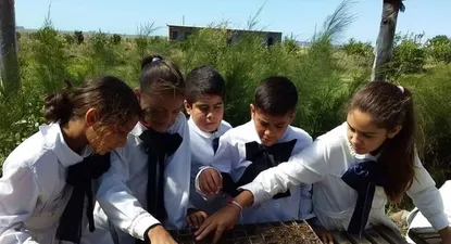 Niños de la escuela de Baltasar Brum en la huerta