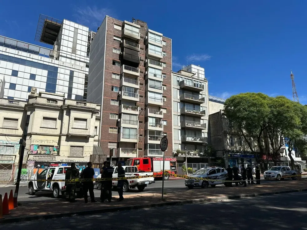 A las 7:30 varias llamadas al 911 avisaron sobre el incendio: bomberos y policías fueron al lugar