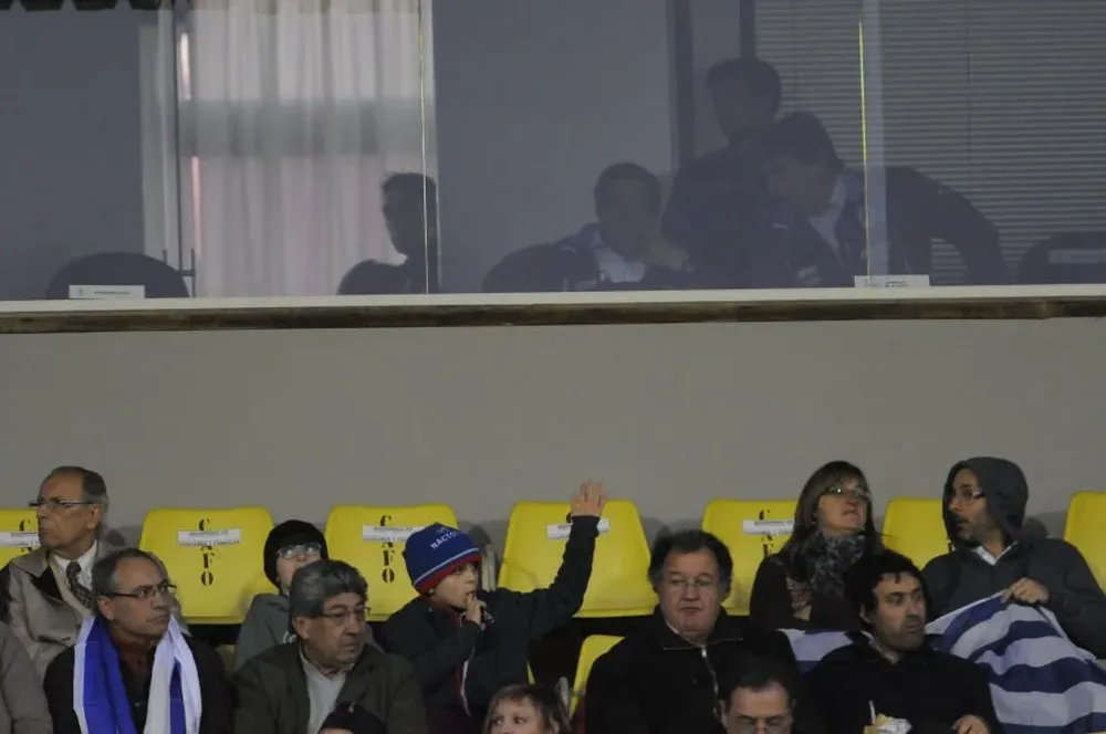 El DT Óscar Tabárez cumple desde un palco su segundo partido de suspensión. Le queda uno más por lo sucedido ante Chile por Copa América
