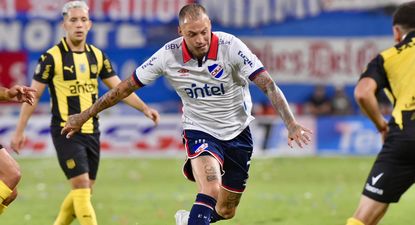 Nicolás López en pleno ataque de Nacional ante Peñarol en el clásico de la segunda fecha del Torneo Apertura 2025