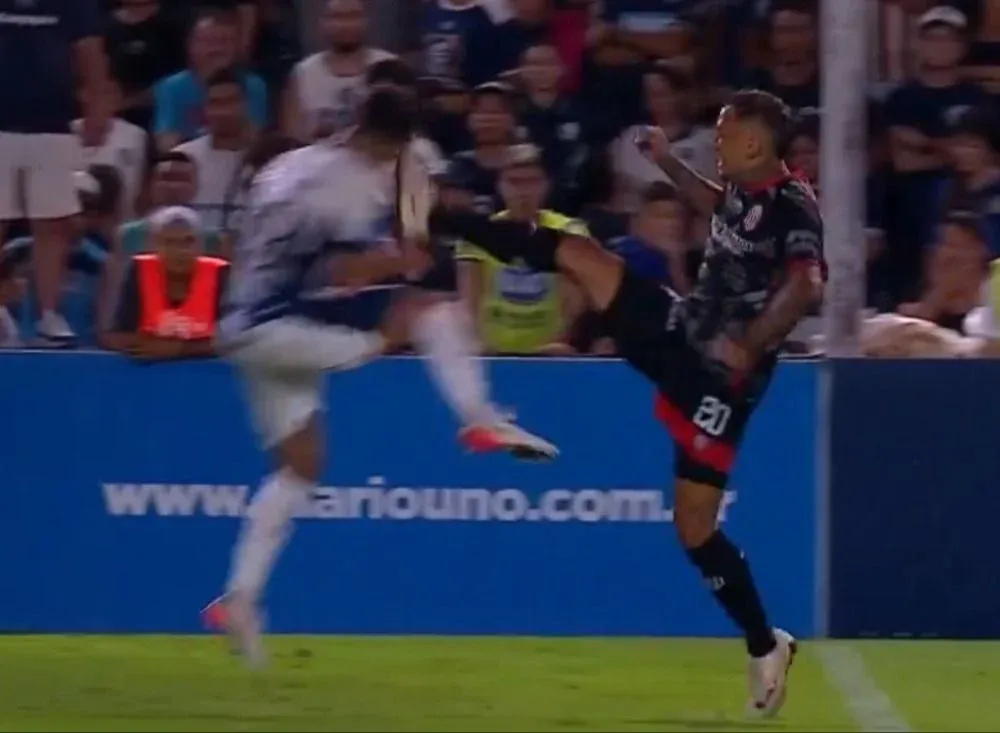 Jonathan Candia recién había ingresado en Barracas Central y fue expulsado por este patadón