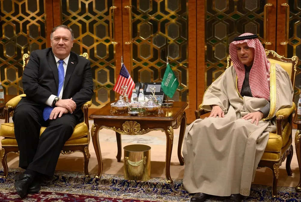 Mike Pompeo con su par Adel al-Jubeir en Riad el domingo