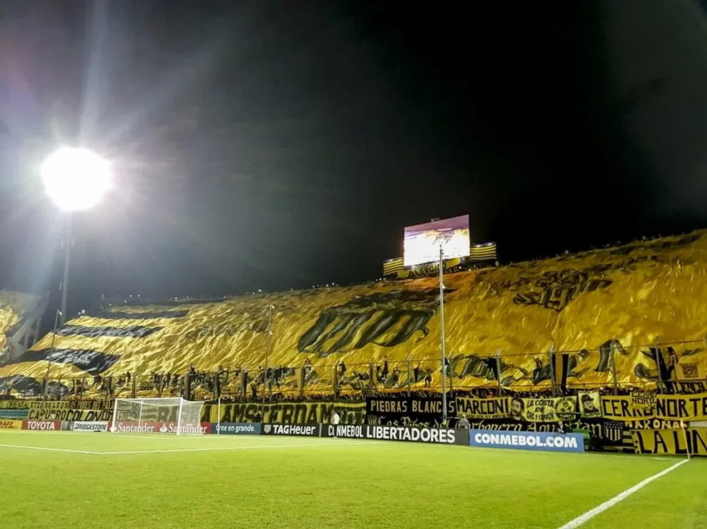 Peñarol-Atlético Tucumán: el momento de la noche, baja la bandera gigante