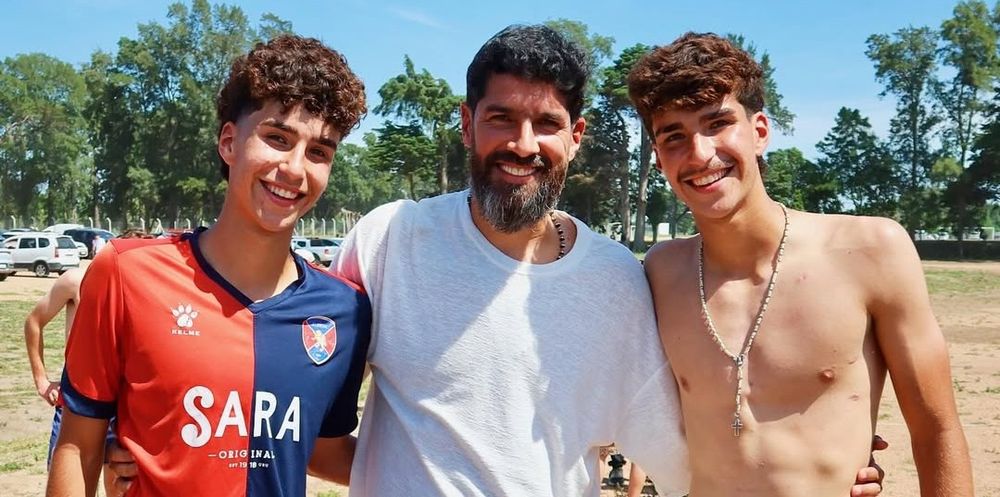 El Loco Abreu junto a sus hijos gemelos Facundo y Franco