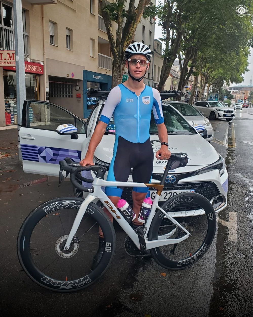 Eric Fagúndez en París 2024 y con su bici especial para los Juegos Olímpicos