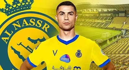 Cristiano Ronaldo con la camiseta de su nuevo club, Al Nassr de Arabia Saudita