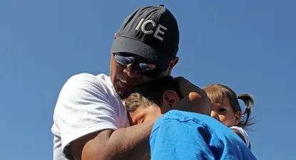 la historia de una familia desgarrada por la frontera que tuvo tres minutos para abrazarse