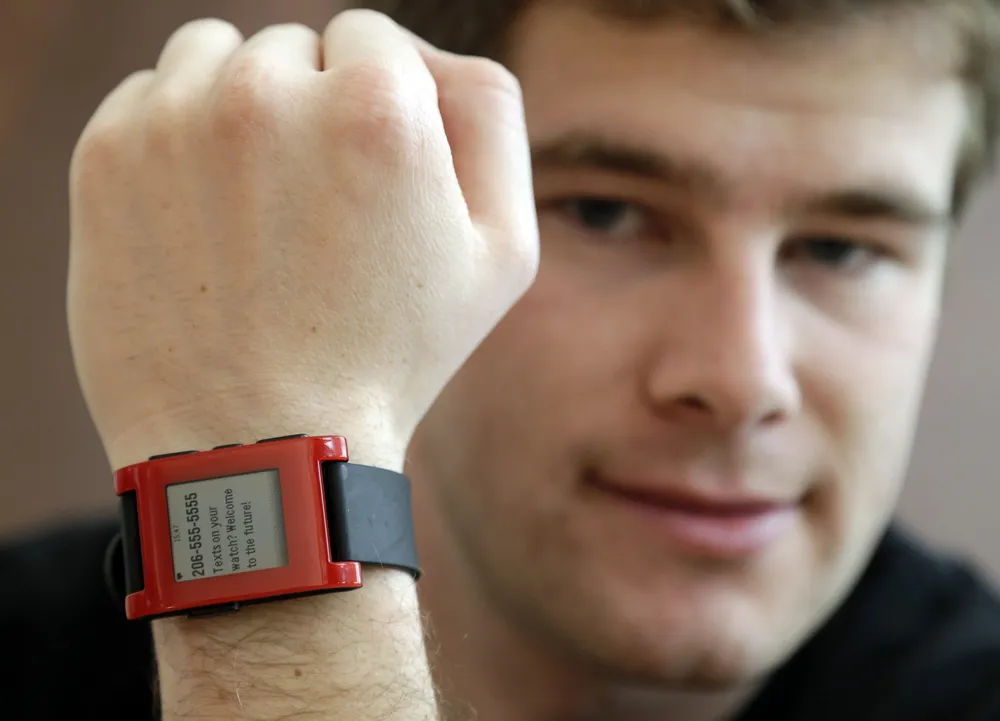 Eric Migicovsky, CEO de Pebble, muestra el reloj inteligente de su compañía en Palo Alto, California