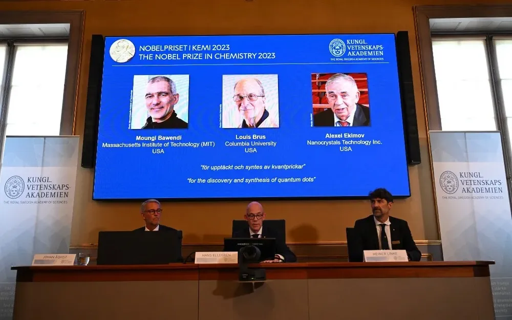 El secretario general de la Academia sueca de Ciencias anuncia los nombres de los tres científicos ganadores del premio Nobel CRÉDITO: AFP