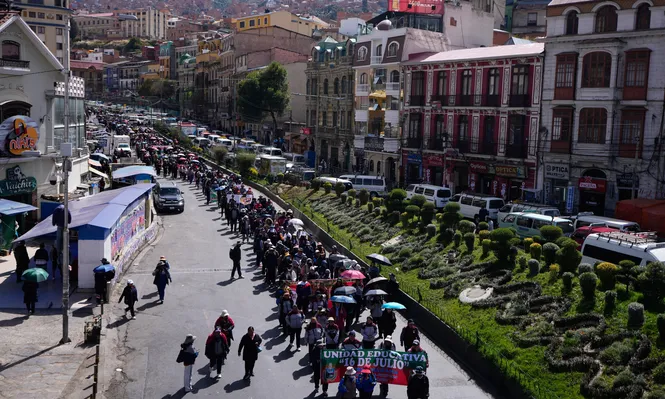 El aumento del desabastecimiento y el llamado a paro del transporte público intensifican la crisis en Bolivia