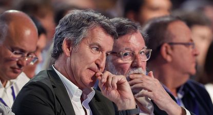 El líder del PP, Alberto Núñez Feijóo (2i), junto a su antecesor en el cargo, y ex presidente del Gobierno Mariano Rajoy, durante el XXI Congreso Nacional del PP.
