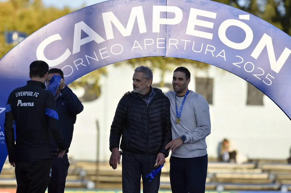 El presidente de Liverpool, José Luis Palma, y el técnico Joaquín Papa, con la medalla de campeón del Torneo Apertura