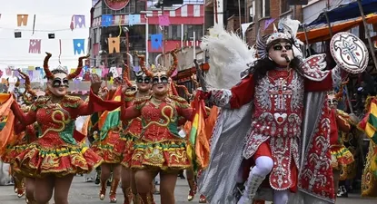Más de 30.000 participantes, entre bailarines y músicos, inundan con sus colores y sus sonidos la ciudad de Oruro, denominada la “capital del folklore”