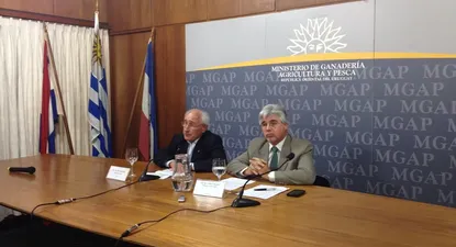 El Observador | Pedro Queheille y Tabaré Aguerre en el anuncio de la decisión