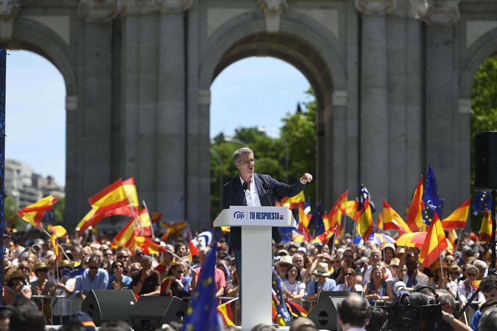 El líder del PP, Alberto Núñez Feijóo, dando su discurso en el acto en la Puerta de Alcalá