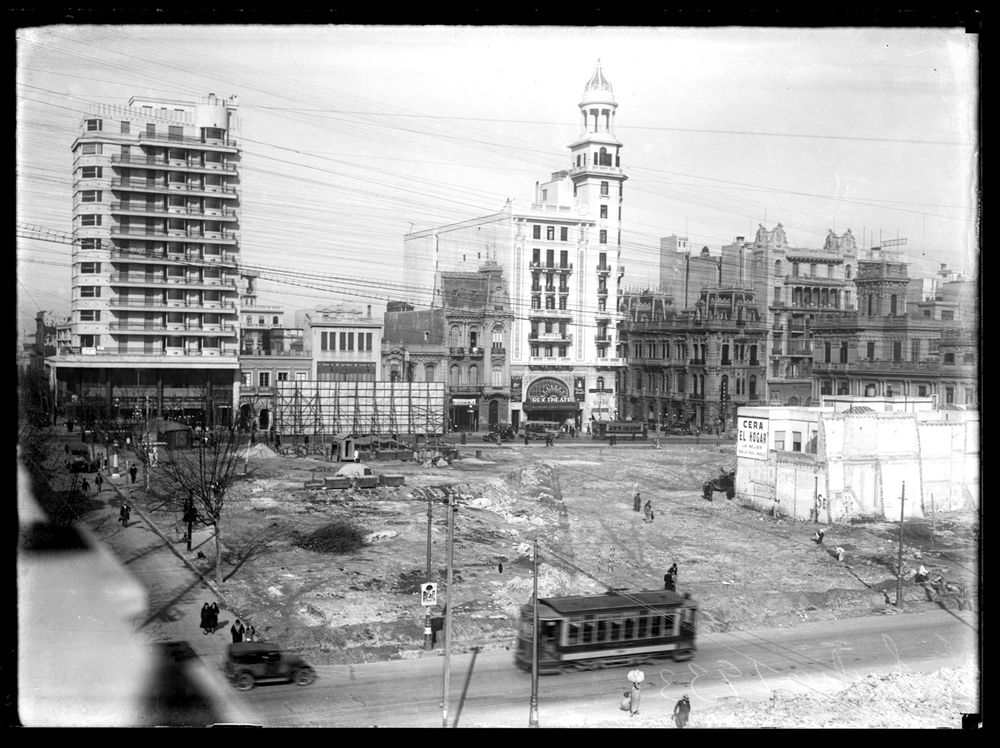 Demolición de la manzana comprendida por la Avenida 18 de Julio y las calles Río Negro, Colonia y Julio Herrera y Obes, para la construcción de Agraciada.