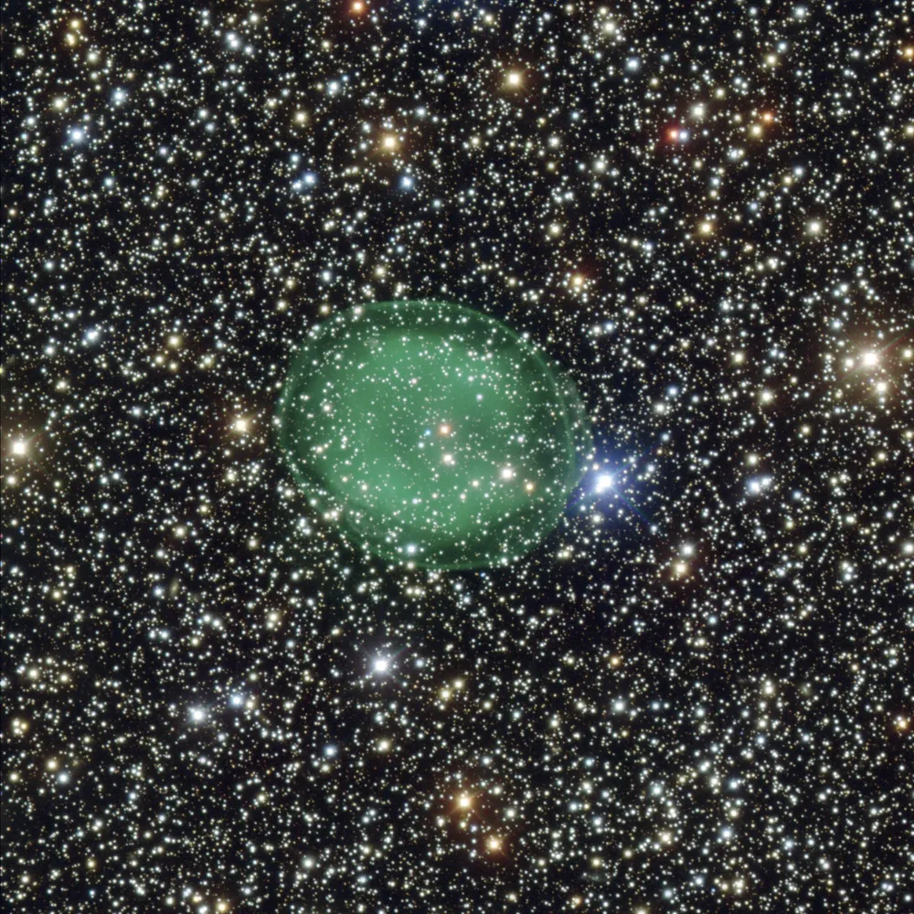 El telescopio de largo alcance de la ESO logró capturar la imagen más precisa jamás obtenida de la brillante nebulosa planetaria IC 1295, a modo de fantasmal burbuja verde que rodea a una débil estrella moribunda, en la constelación de Scutum