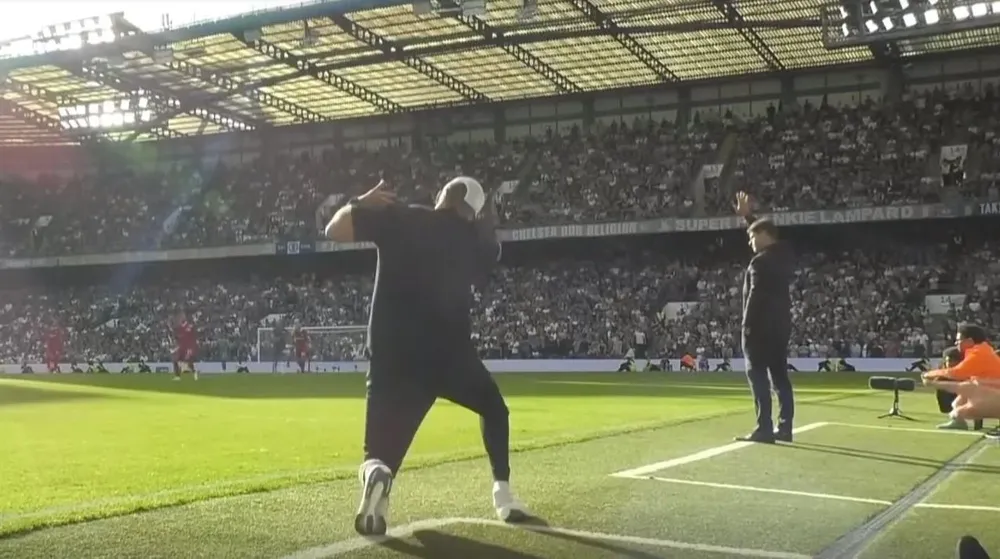 La reacción de Jürgen Klopp cuando vio que el árbitro no pitó una falta para Liverpool ante Chelsea