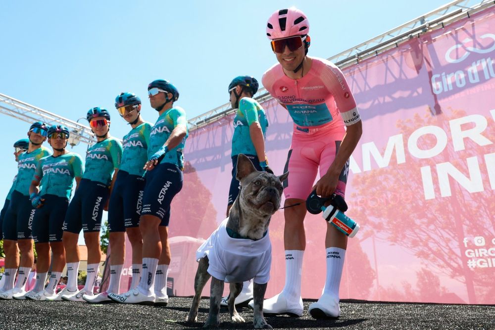 Thomas Silva y su perrito en el Giro de Italia