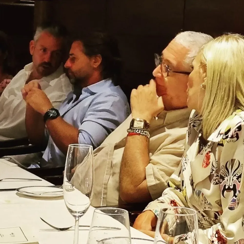 Beatriz Argimón le habla al oído a Sergio Puglia que está sentado al lado de Lacalle Pou