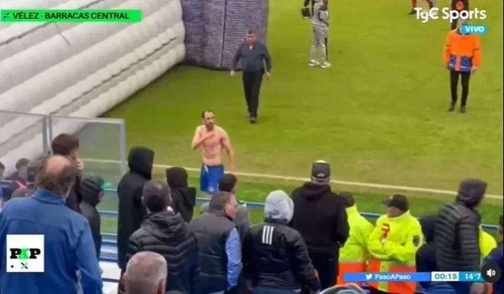 La bronca de Godín con un plateitsa de Vélez