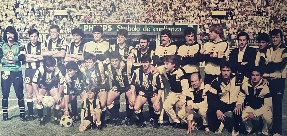 El plantel entero de Peñarol en la finalísima ante América de Cali, en Santiago; Gustavo Matosas no la jugó por estar lesionado, y aparece abajo a la derecha al lado de César Santos