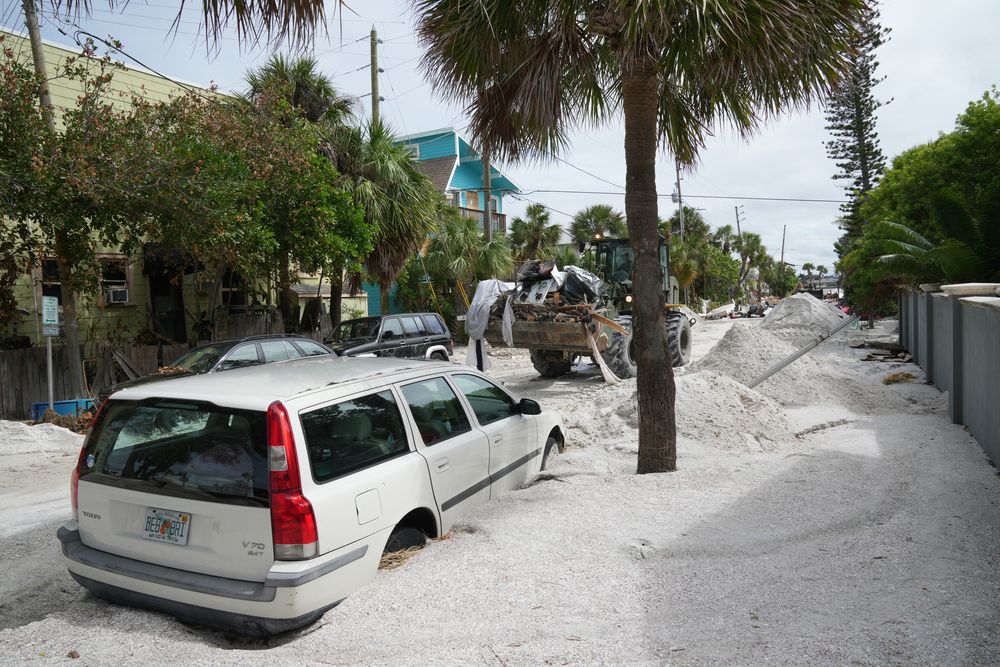 Un cargador de la Guardia Nacional del Ejército de Florida mueve escombros de la sección Pass-A-Grille de St. Petersburg antes de la llegada prevista del huracán Milton a mediados de esta semana, el 7 de octubre de 2024, en Florida.