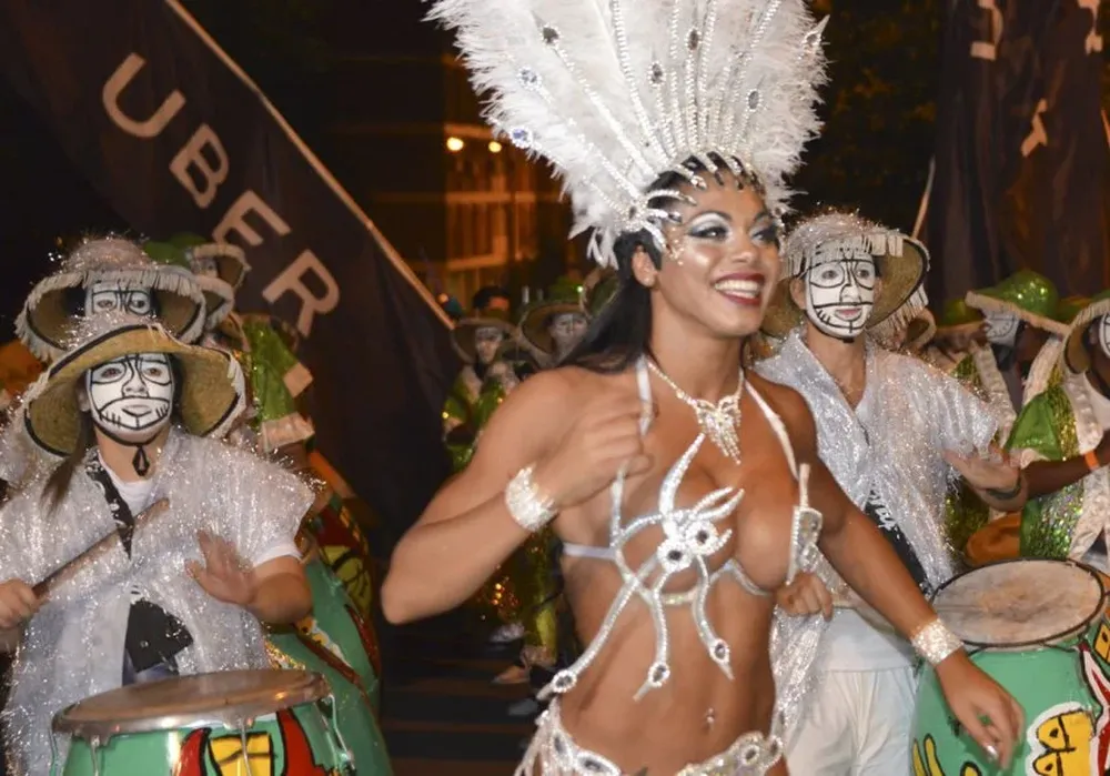 Inpectores de la IMM retiraron banderas de Uber a comparsas