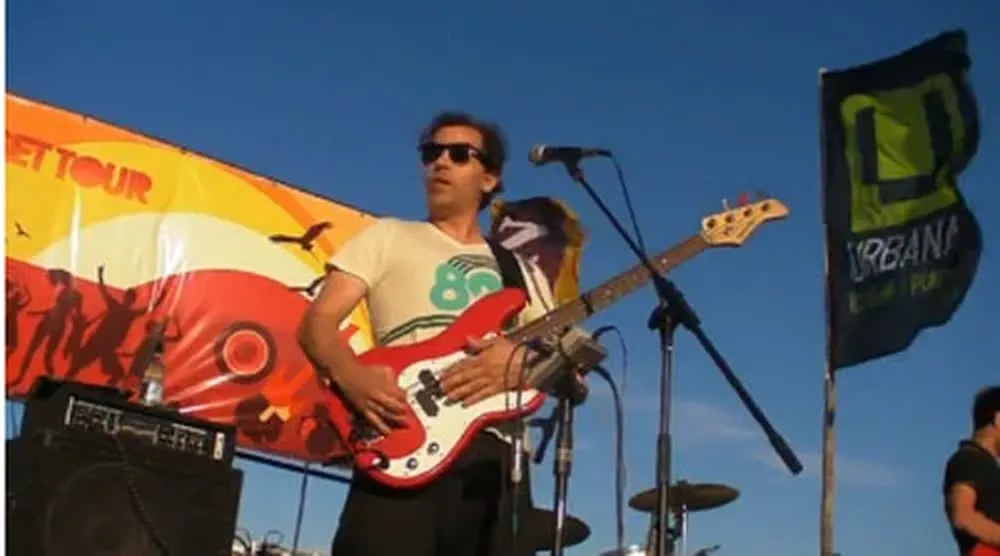 Reunirse en la playa con amigos, cerveza fría y mucha música sobre la arena