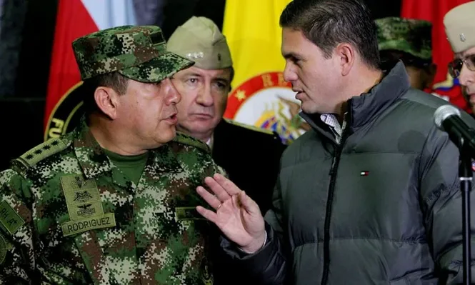 El comandante general de las Fuerzas Militares, Juan Pablo Rodríguez Barragán, y el ministro de Defensa, Juan Carlos Pinzón.