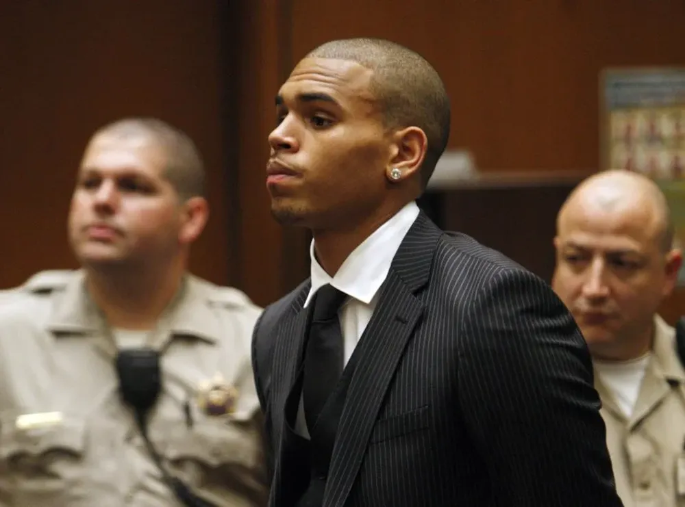 El rapero Chris Brown en 2009 durante el juicio por agredir a su entonces pareja, la también cantante Rihanna