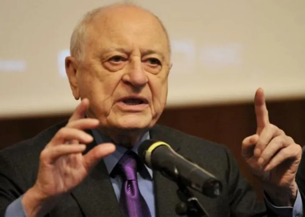 Pierre Bergé, que fue pareja del diseñador Yves Saint Laurent, durante el anuncio de la subasta