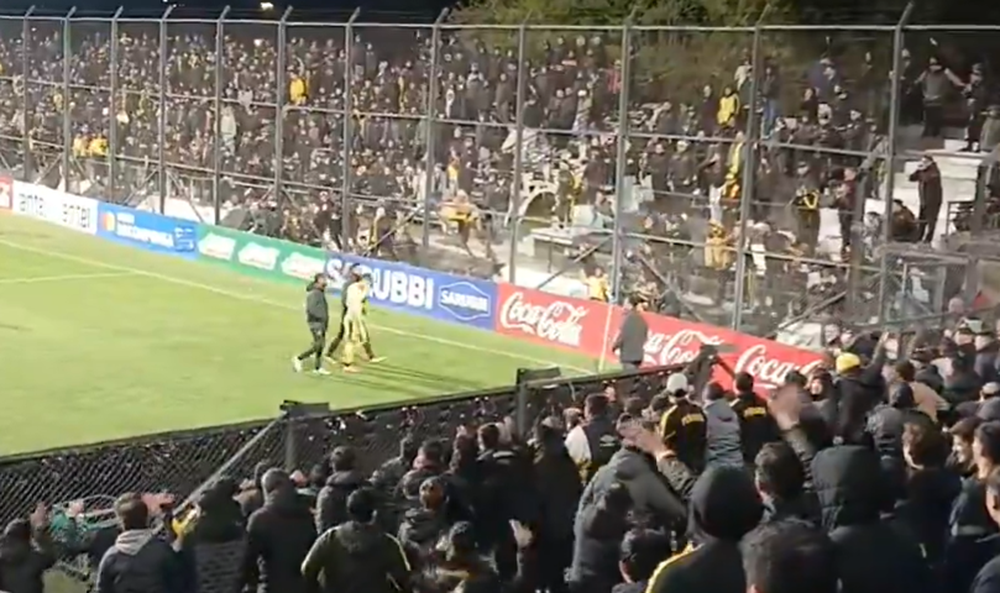 La bronca de los hinchas de Peñarol con Jesús Trindade tras su expulsión