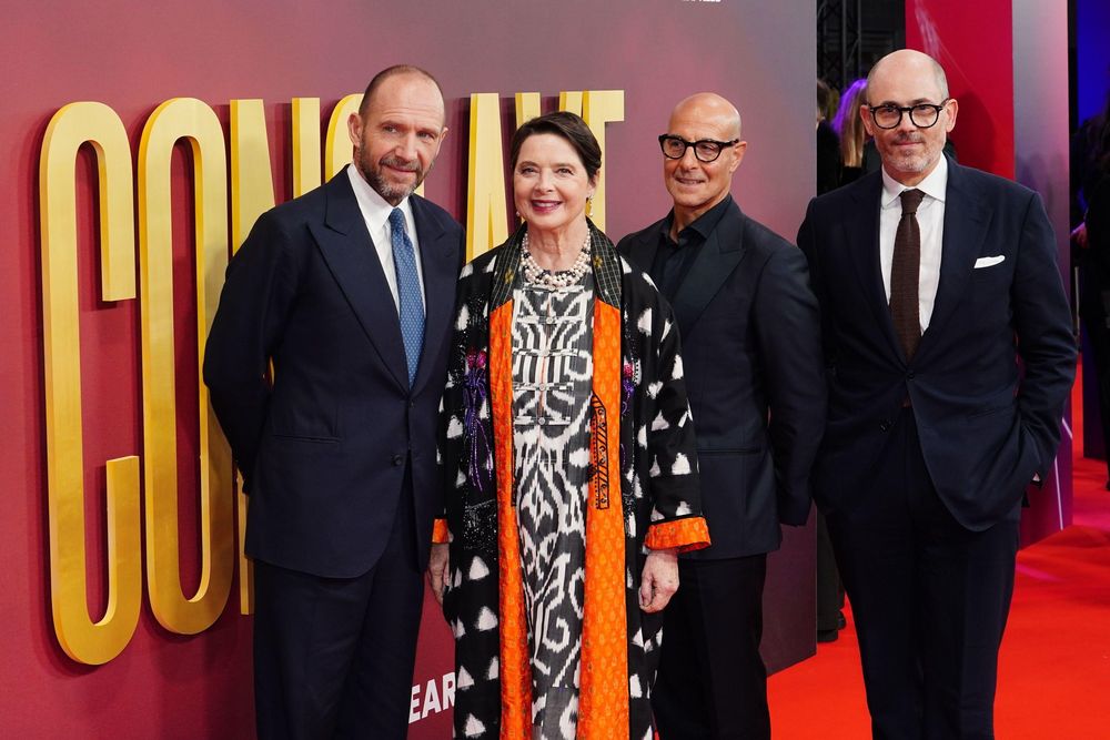 Ralph Fiennes, Isabella Rossellini, Stanley Tucci y Edward Berger en el estreno de "Cónclave" en Londres.